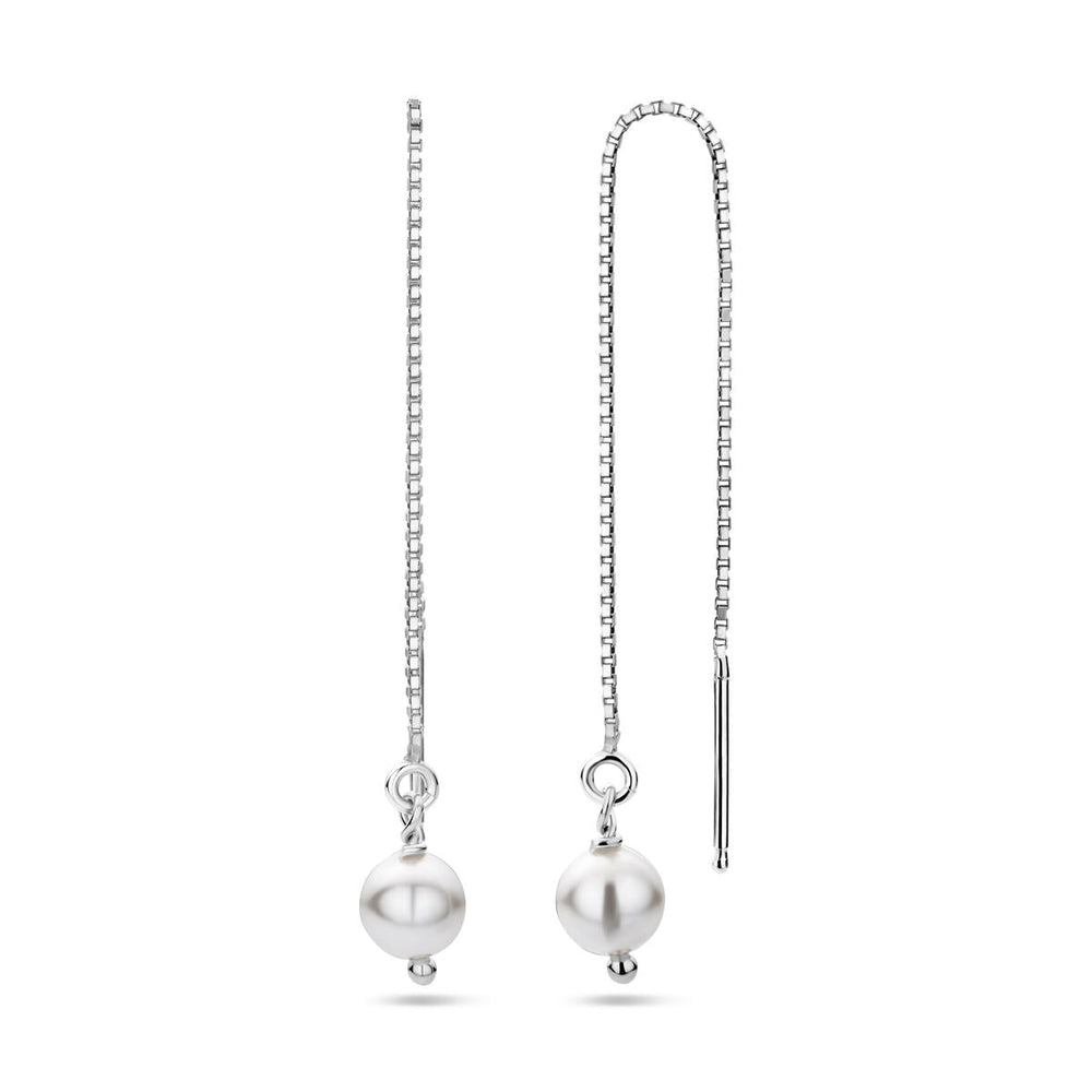 Een paar Van der Kooij Collectie doortrekoorbellen swarovski parel zilver gerhodineerd, elk met een delicaat doosje ketting en ronde witte Swarovski parel; een oorbel is volledig uitgestrekt terwijl de andere is gevouwen om beide kanten te laten zien.