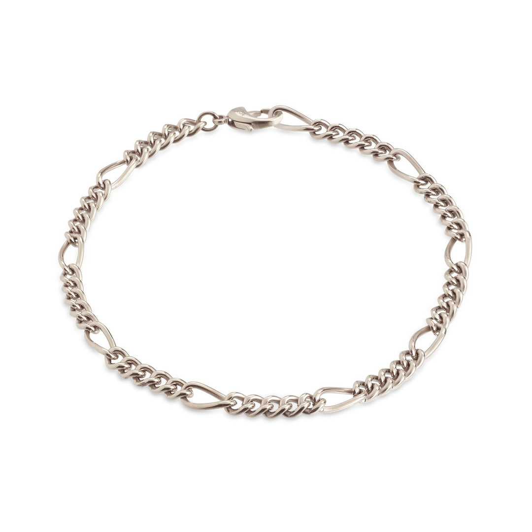De Boccia Titanium Armband 03051-01 van Boccia heeft afwisselend ovale en curb schakels in een dun, zilverkleurig ontwerp, elegant weergegeven in een ronde vorm op een witte achtergrond.