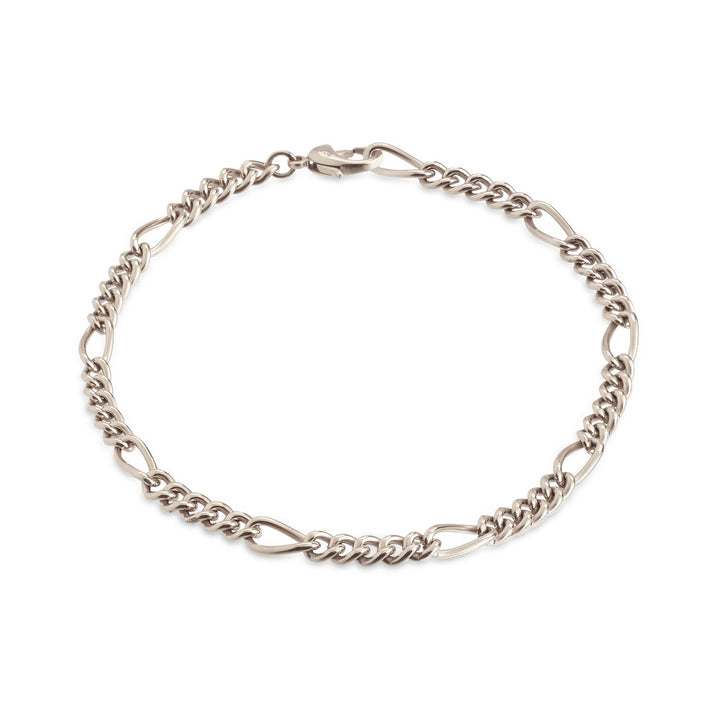De Boccia Titanium Armband 03051-01 van Boccia heeft afwisselend ovale en curb schakels in een dun, zilverkleurig ontwerp, elegant weergegeven in een ronde vorm op een witte achtergrond.