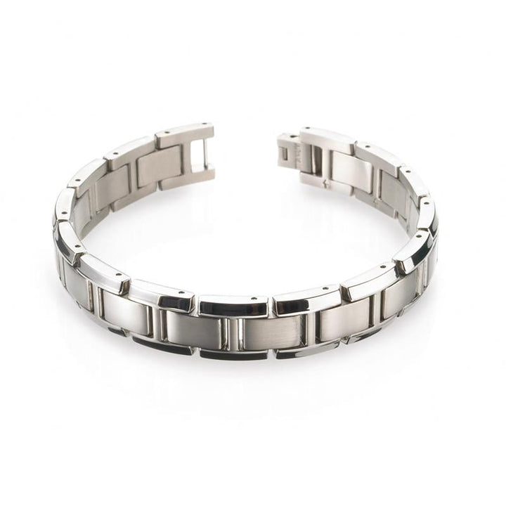 De Boccia Titanium Armband 0337-01 van Boccia heeft een witte achtergrond en is voorzien van brede, rechthoekige titanium schakels met gepolijste en geborstelde afwerkingen, gerangschikt in een gedeeltelijk open, ronde vorm.