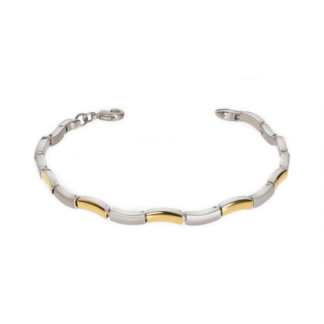 De Boccia Titanium Armband Bicolor 0370-02 van Boccia heeft afwisselend zilveren en gouden segmenten, aangevuld met een modern design en karabijnsluiting, elegant gepresenteerd op een witte achtergrond.