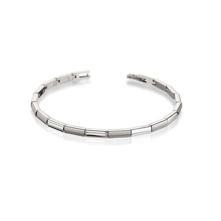 Minimalistische Boccia Titanium Armband 0387-01 armband met rechthoekige schakels, gedeeltelijk open en afgebeeld op een witte achtergrond. Merk: Boccia.