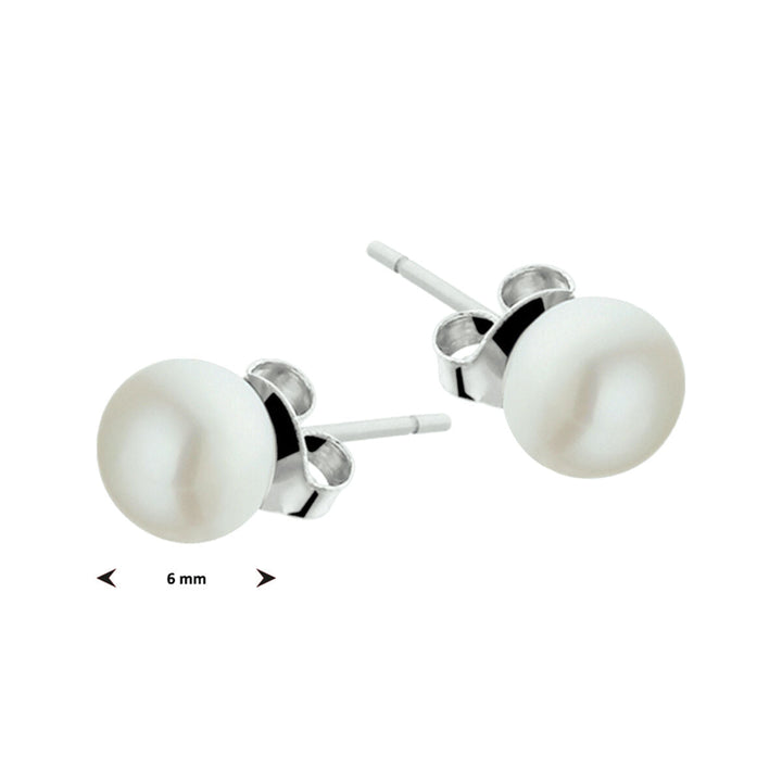 Een paar Van der Kooij Collectie oorknoppen parel zilver gerhodineerd met 6 mm witte zoetwaterparels, zilveren knopjes en vlinder achterkant-perfect voor fans van zilveren sieraden. Weergegeven op een witte achtergrond.