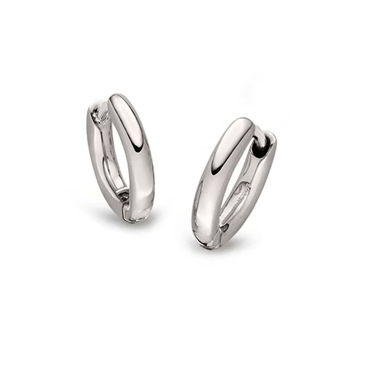 De Boccia Titanium Oorringen 05085-01 zijn kleine, gepolijste zilveren oorbellen met een glad, afgerond ontwerp - perfect voor elke sieradencollectie - op een effen witte achtergrond.