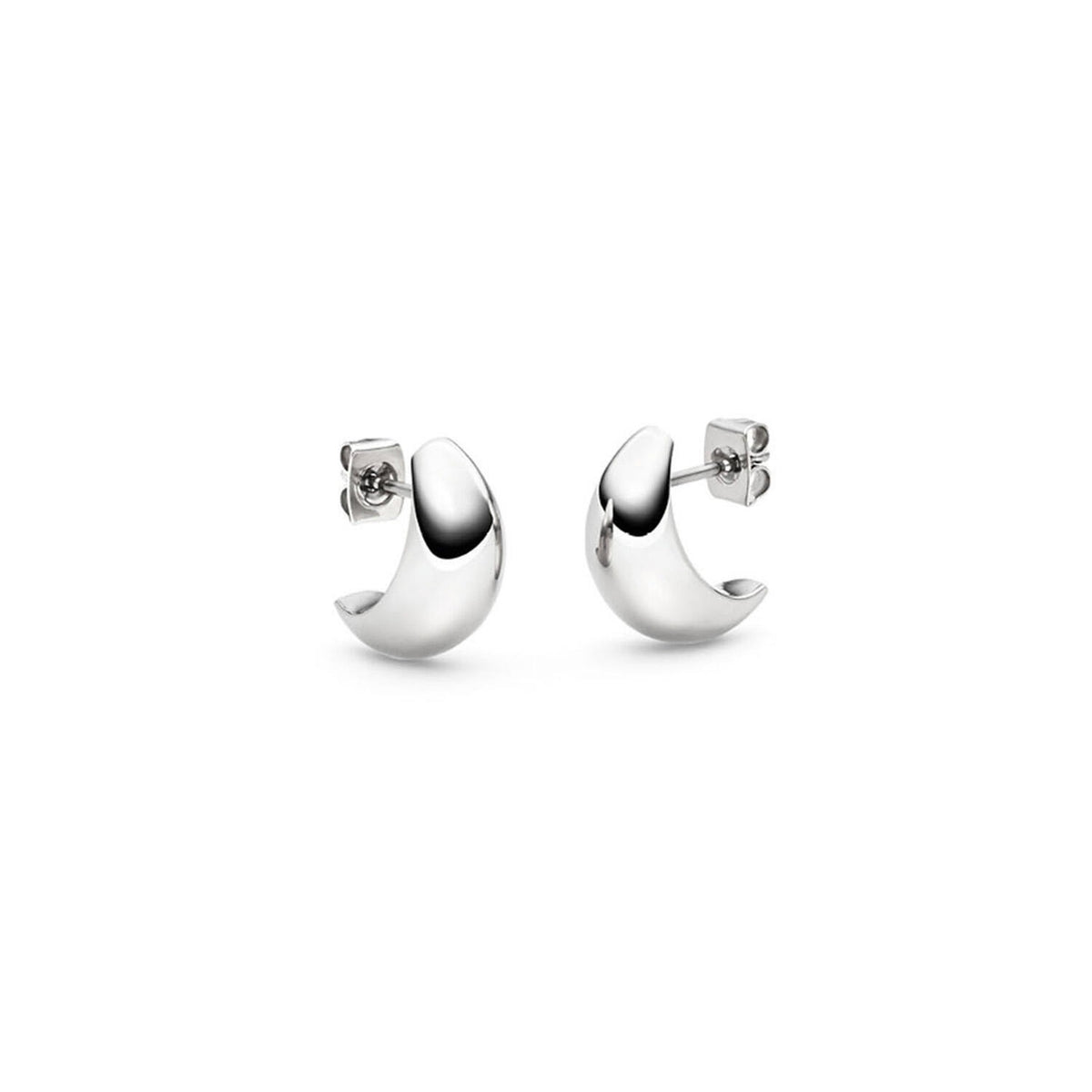 Een paar gepolijste, halvemaanvormige Boccia Titanium oorstekers 05089-01 met vlindervormige oorstekers, perfect voor het toevoegen van een vleugje stijlvol flair, weergegeven op een effen witte achtergrond.