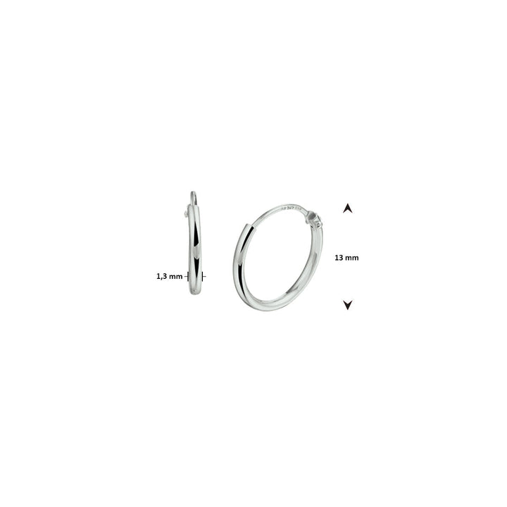 Een paar oorringen 1,3 mm ronde buis zilver wit van Van der Kooij Collectie, met scharniersluiting en getoond vanaf de zij- en voorzijde (13 mm diameter, 1,3 mm dikte) tegen een witte achtergrond.