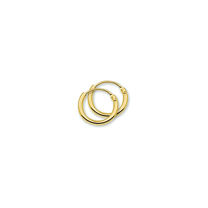 Een paar Van der Kooij Collectie oorringen ronde buis 1,3 mm 1 micron zilver verguld (geel) dames oorbellen met scharniersluiting, afgebeeld op een witte achtergrond.