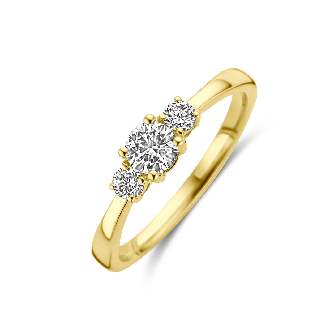 De Van der Kooij Collectie ring trilogie labgrown diamant 0.46ct H SI in 14K geelgoud heeft drie ronde diamanten op een rij, met een grotere grotere steen en twee kleinere zijstenen, en wordt getoond op een witte achtergrond.