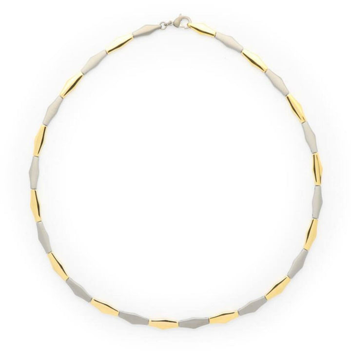 De Boccia Titanium Collier Bicolor 08047-02 heeft afwisselend gouden en zilveren geometrische schakels in een herhalend patroon, afgewerkt met een klein sluitingetje.