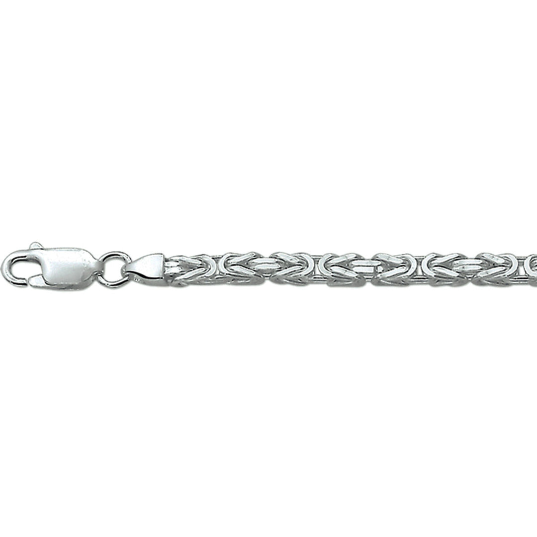 Een close-up van de Van der Kooij Collectie konings 3,0 mm zilveren gerhodineerd ketting met de ingewikkeld geweven schakels en het rhodium-geplateerde karabijnslot tegen een witte achtergrond.