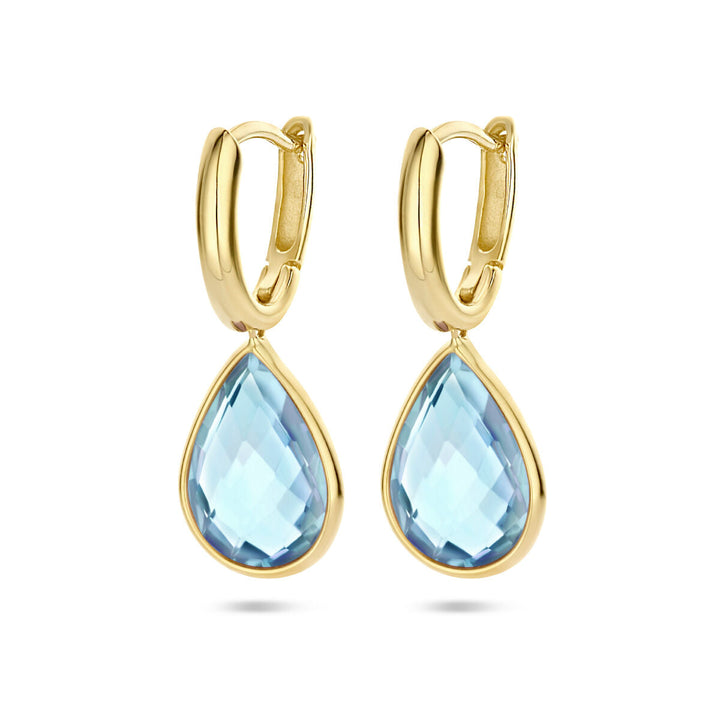Een paar klapoorringen blauw topaas 14K geelgoud van Van der Kooij Collectie met druppelvormige facetgeslepen blauwe topaas in gouden ringen, afgebeeld op een witte ondergrond.