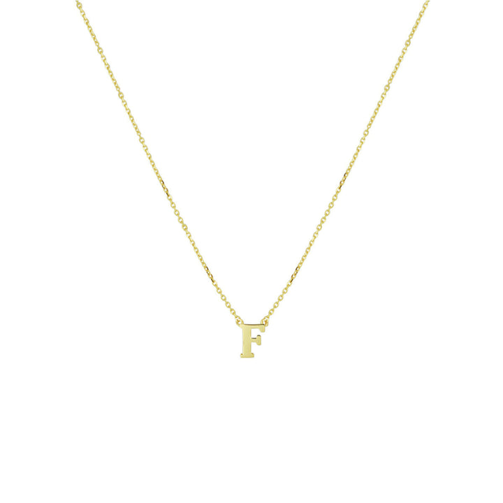 Gouden 14K dames ketting met kleine, gepersonaliseerde letter F hanger van Van der Kooij Collectie, stijlvol gecentreerd op een witte achtergrond-het perfecte sieradencadeau voor dames.