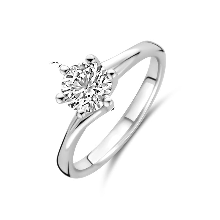 De Van der Kooij Collectie ring lab grown diamant 1.00ct G VS 14K witgoud heeft een ronde, fonkelende solitaire diamant (8 mm) in een zetting met zes tanden, tegen een effen witte achtergrond.