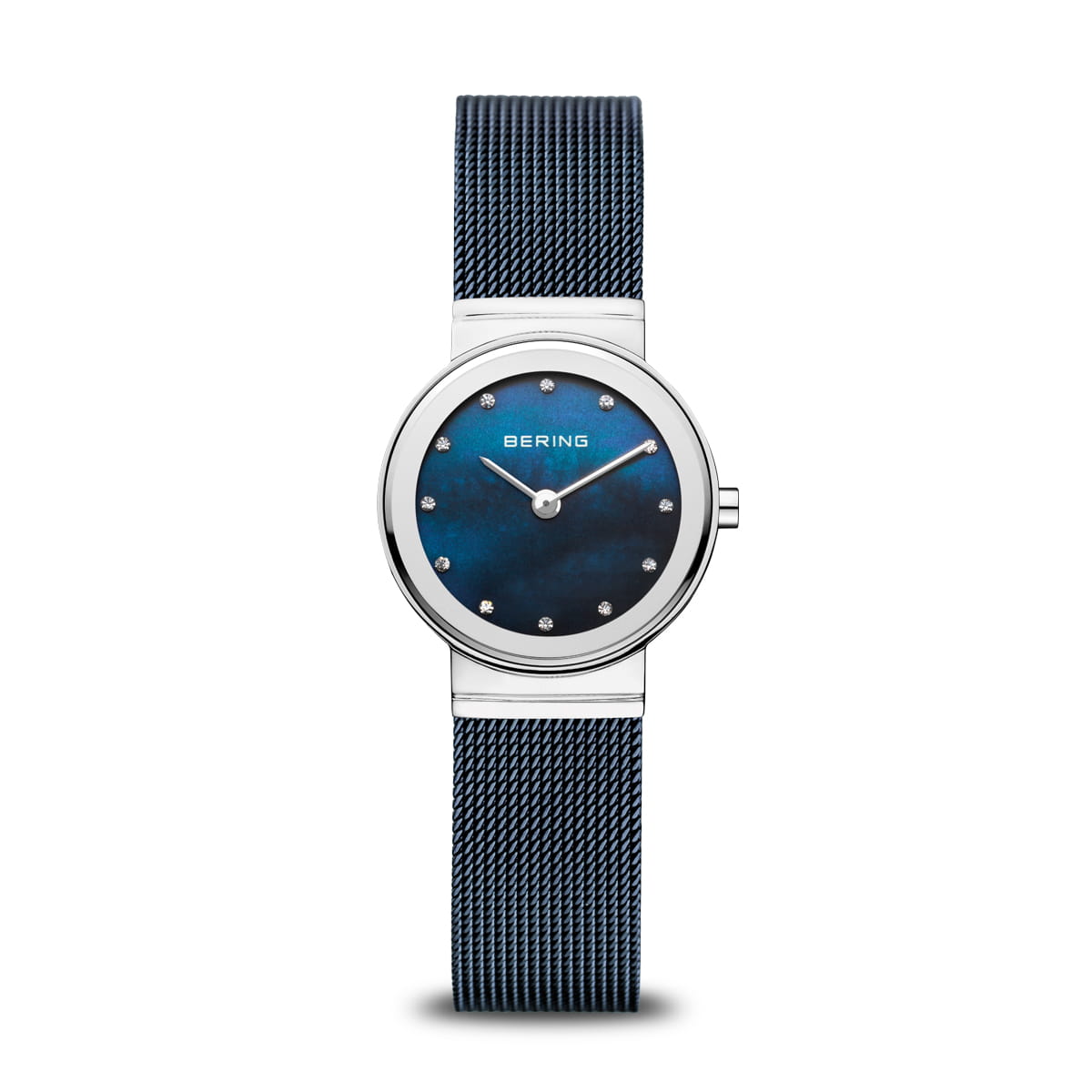 Bering Damenuhr mit blauem Mesh-Armband und blau schimmerndem, perlmuttartigem Zifferblatt mit Kristallindizes.