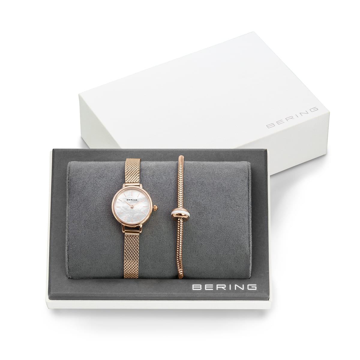 Uhr mit roségoldenem Gehäuse, weißem Zifferblatt und Mesh-Armband, dazu ein passendes Armband