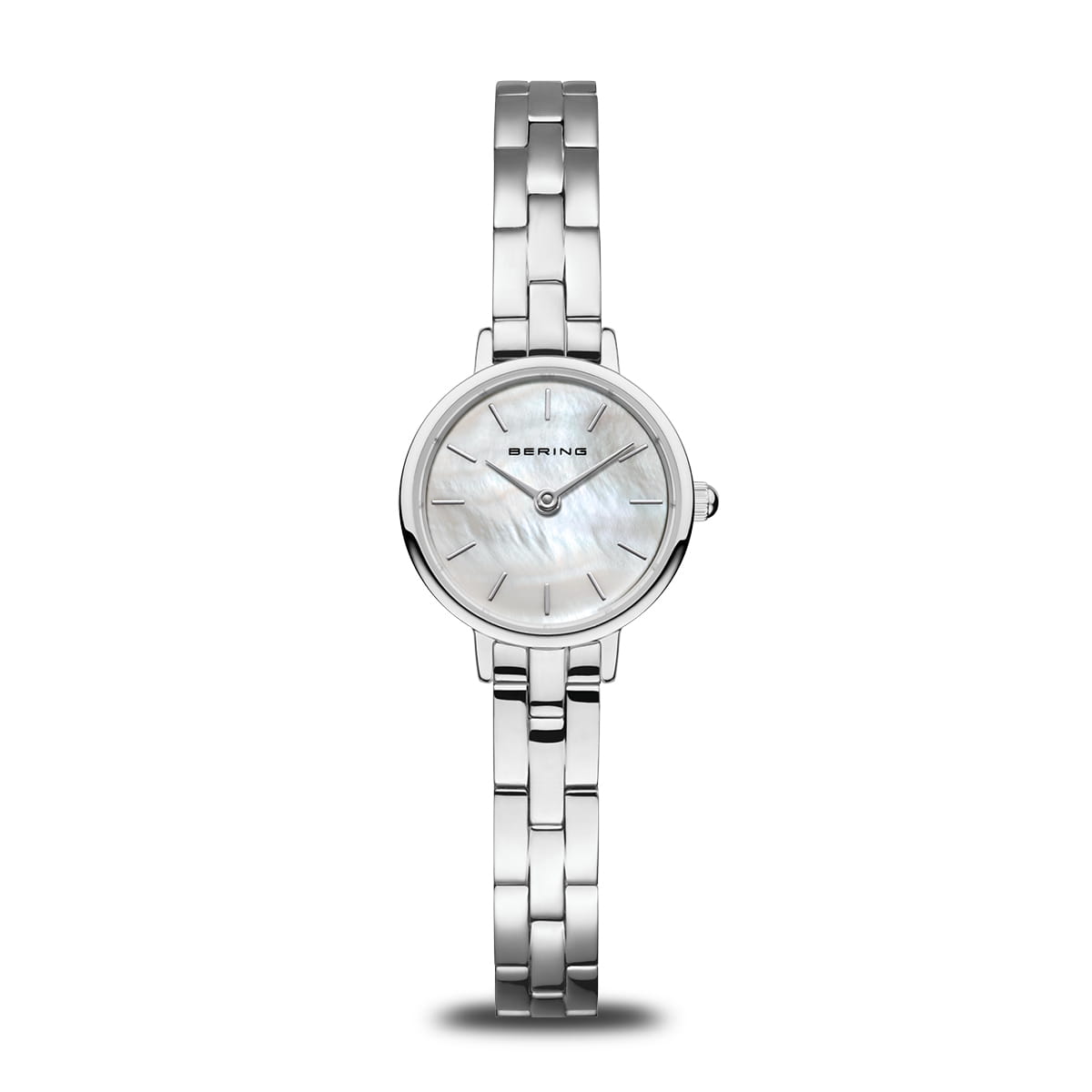 Uhr mit silbernem Gehäuse und Armband, das Zifferblatt ist aus Perlmutt mit feinen Indizes
