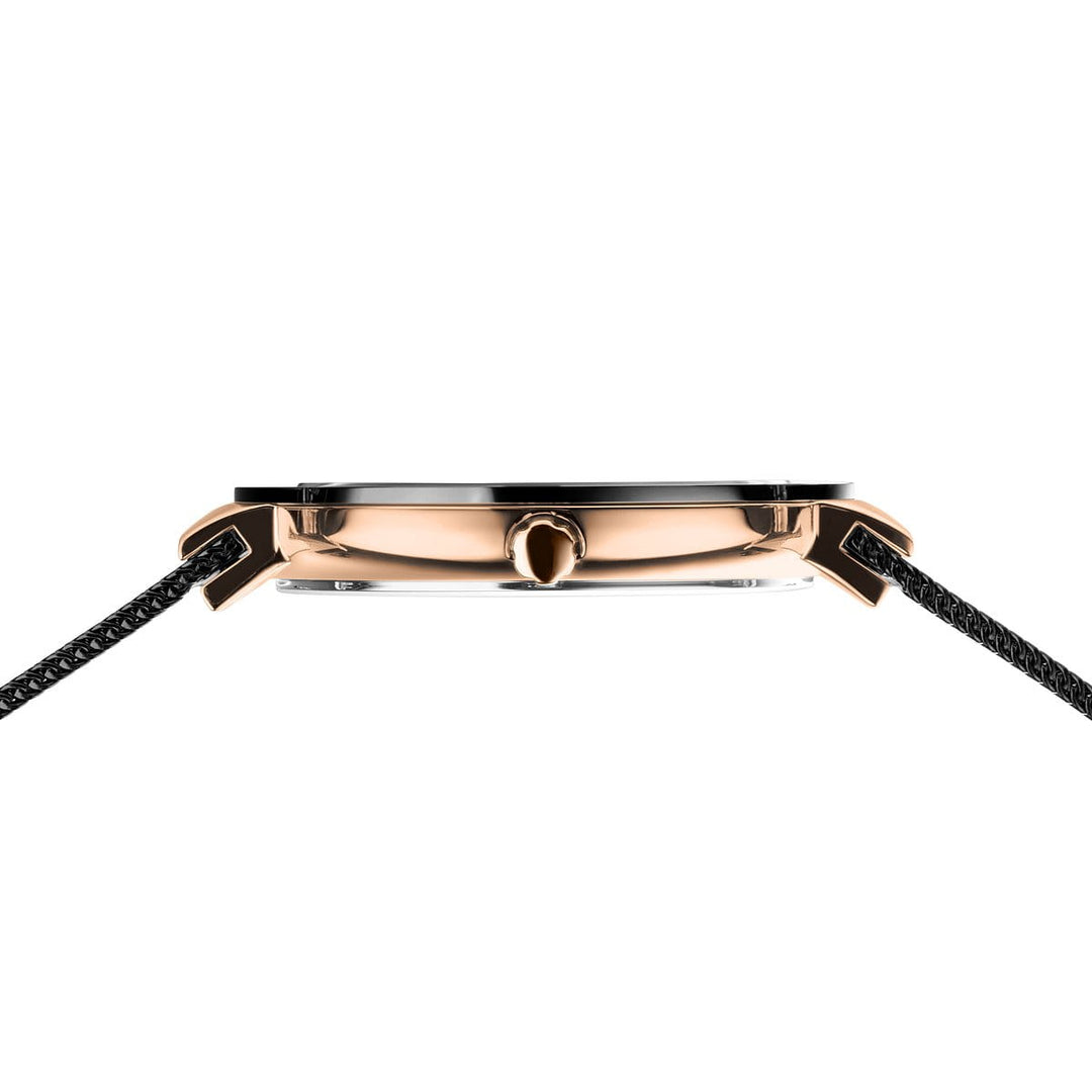 Zijaanzicht van een Bering 11435-166 met een slanke roségouden kast met een zwarte geweven band. De kroon staat centraal en het minimalistische ontwerp vangt elegantie met Quartz-uurwerk en Saffierglas, tegen een witte achtergrond.