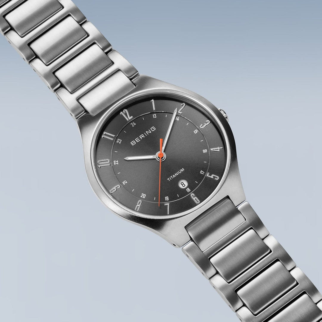 Bering Herrenuhr mit grauem Zifferblatt – 11739-772