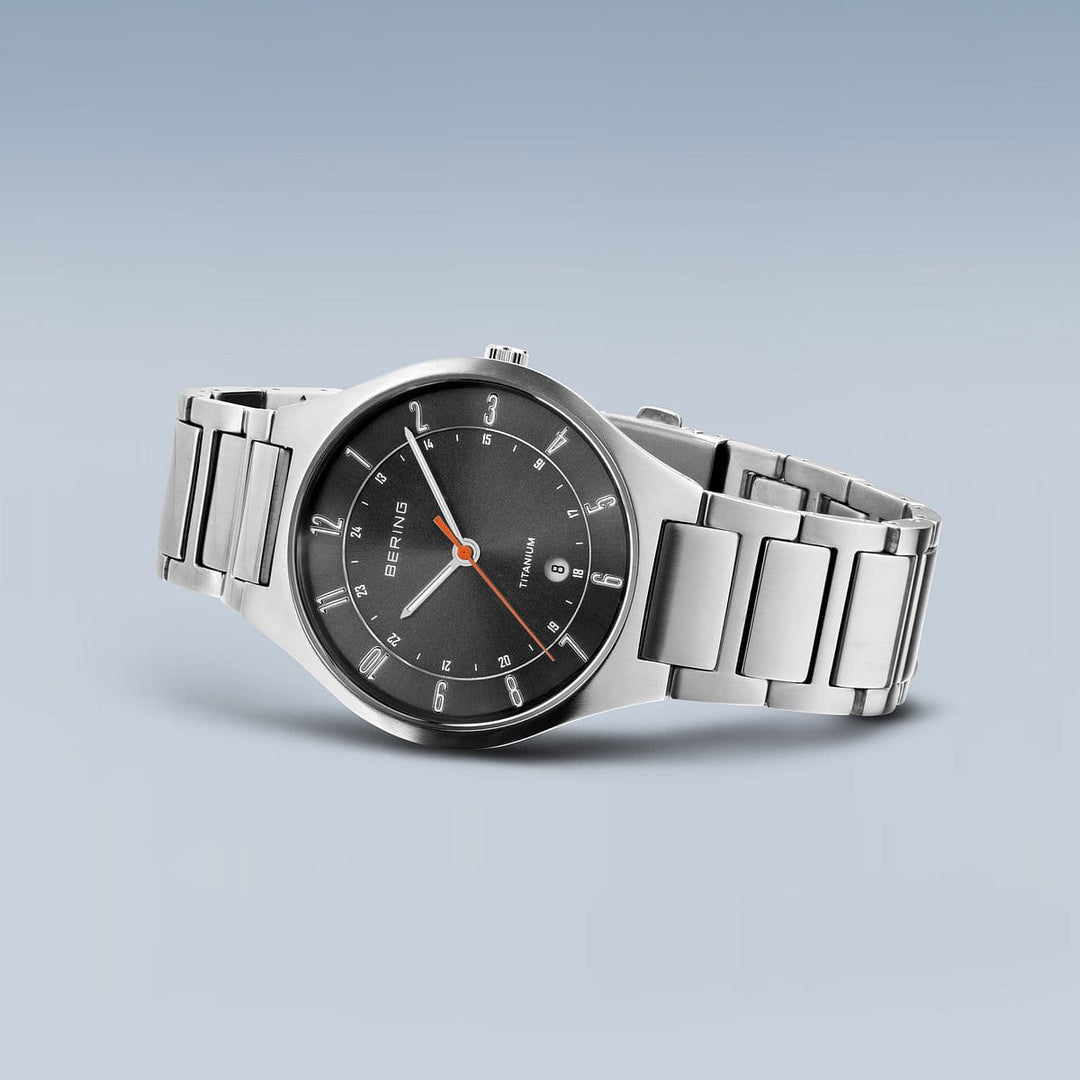 Bering Herrenuhr mit grauem Zifferblatt – 11739-772