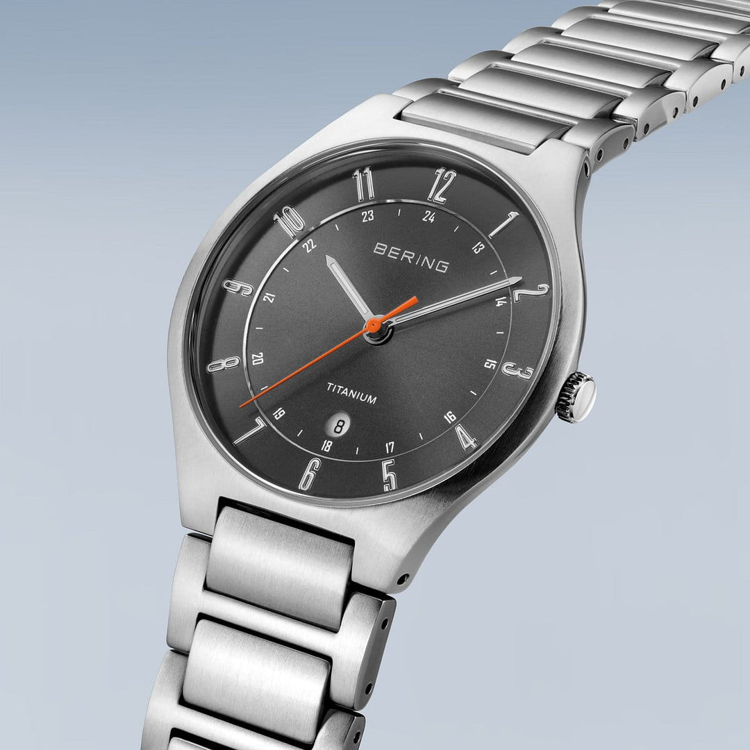 Bering Herrenuhr mit grauem Zifferblatt – 11739-772