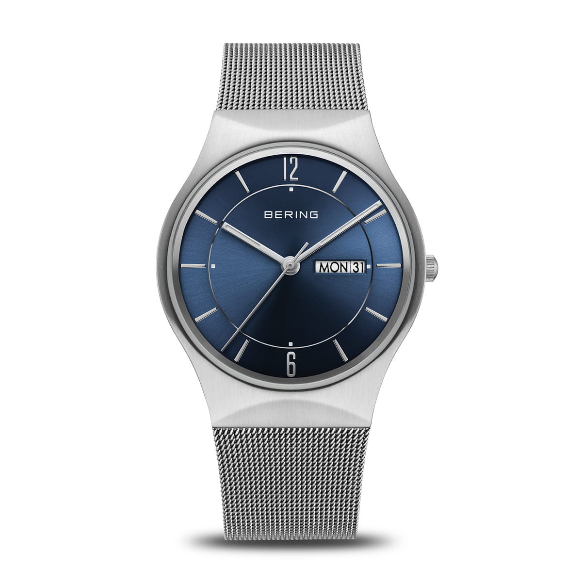 Uhr mit blauem Zifferblatt, silbernem Gehäuse und silbernem Mesh-Armband