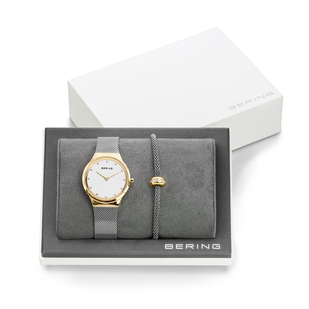 Uhr mit silbernem Gehäuse, weißem Zifferblatt und grauem Armband, dazu ein graues Mesh-Armband