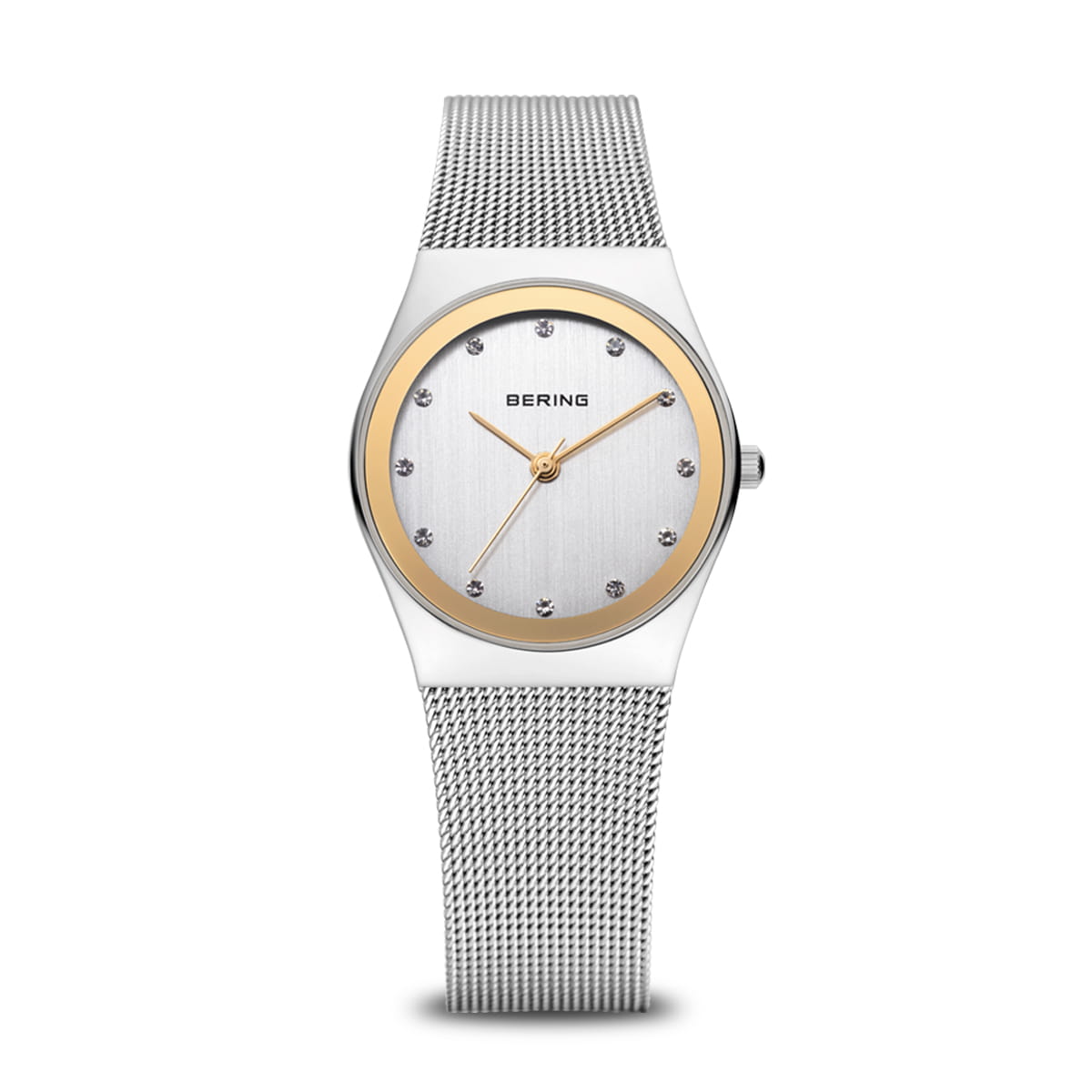 Uhr mit silbernem Mesh-Armband, silbernem Gehäuse und goldenem Ring um das Zifferblatt mit Steinen