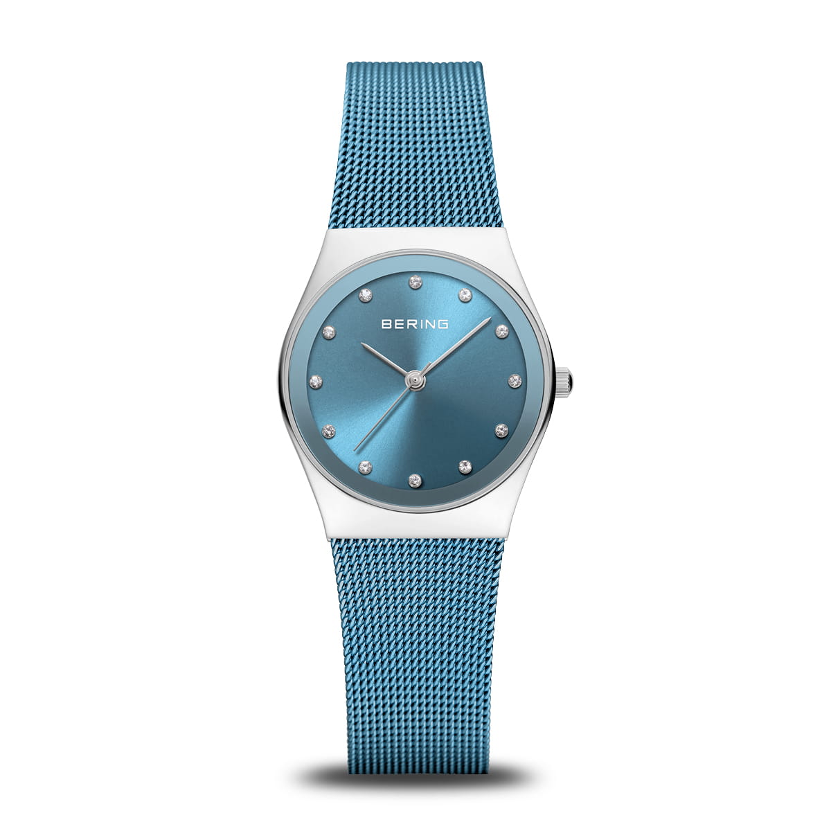 Uhr mit blauem Zifferblatt, silbernem Gehäuse und blauem Mesh-Armband