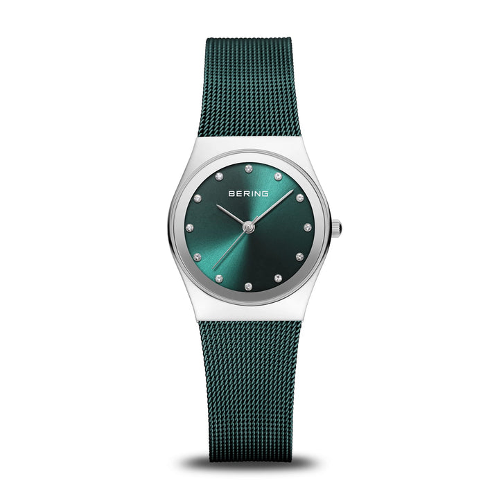 Het Bering 12927-808 dameshorloge heeft een ronde, smaragdgroene wijzerplaat met zilveren accenten. Dit quartzhorloge bevat minimalistische uurmarkeringen en wijzers, aangevuld met een dunne, getextureerde groene band en omhuld met gepolijst zilver.