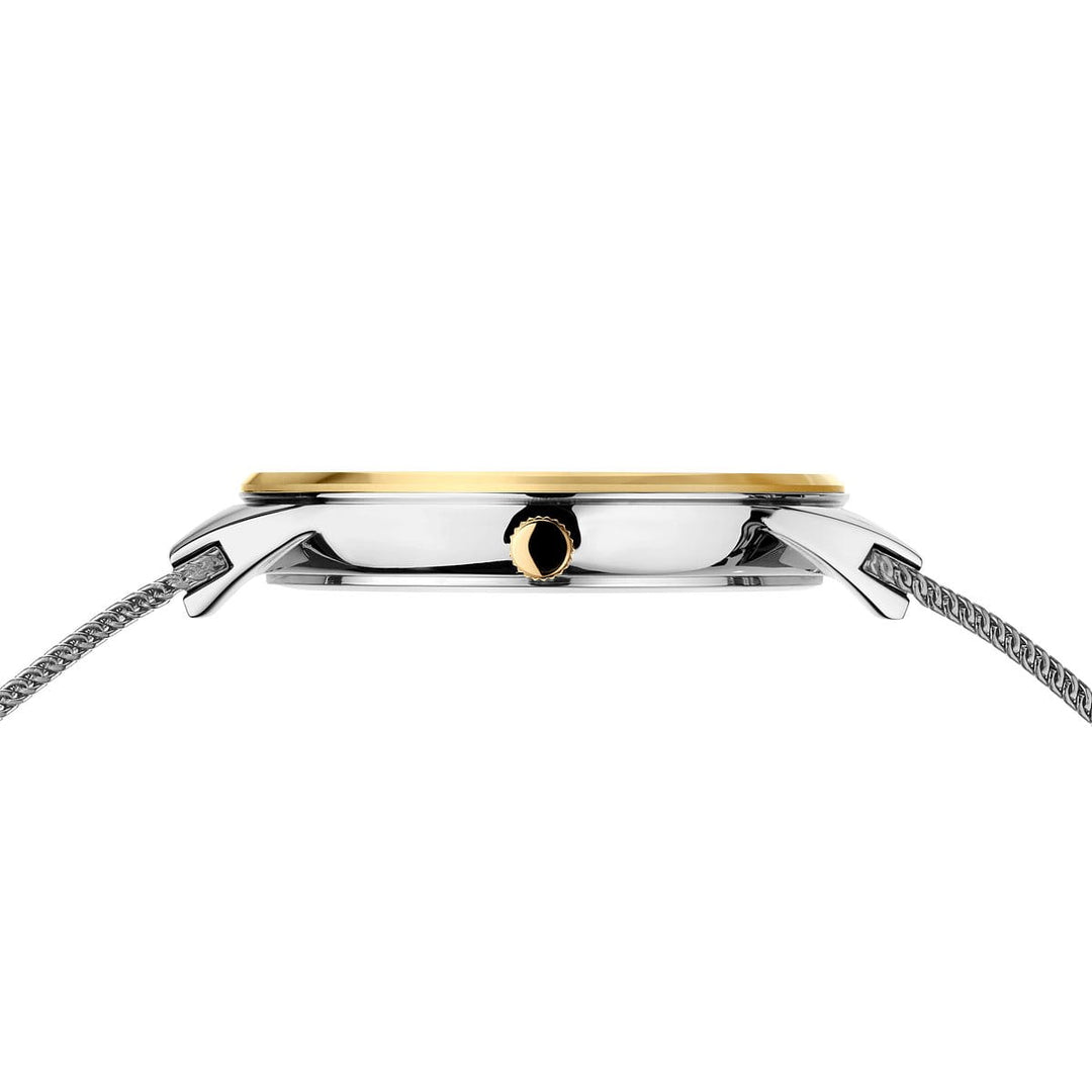 De zijaanzicht van de Bering 12934-010 toont een strak design met een dunne roestvrijstalen kast en gouden lunette. Het heeft een mesh band aan beide kanten en een kroon aan de rechterkant, wat tijdloze elegantie en moderniteit belichaamt.