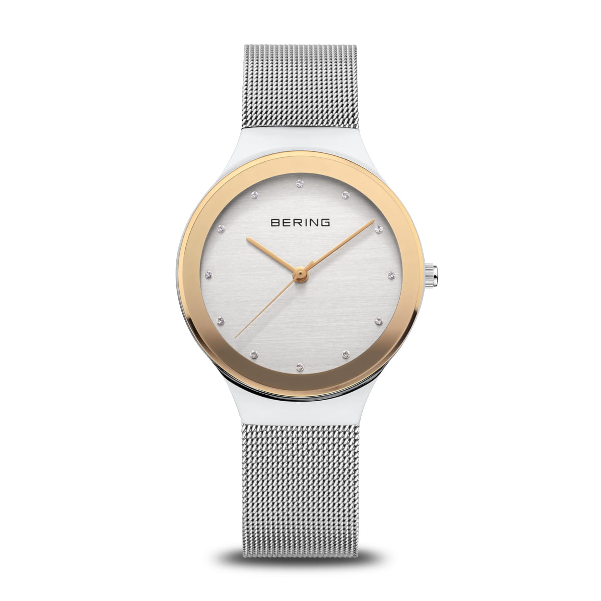 Uhr mit silbernem Mesh-Armband und goldenem Gehäuse, das Zifferblatt ist silberfarben mit goldenen Akzenten