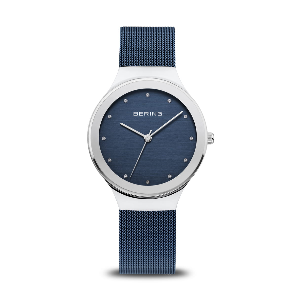 Uhr mit blauem Zifferblatt, silbernem Gehäuse und blauem Mesh-Armband