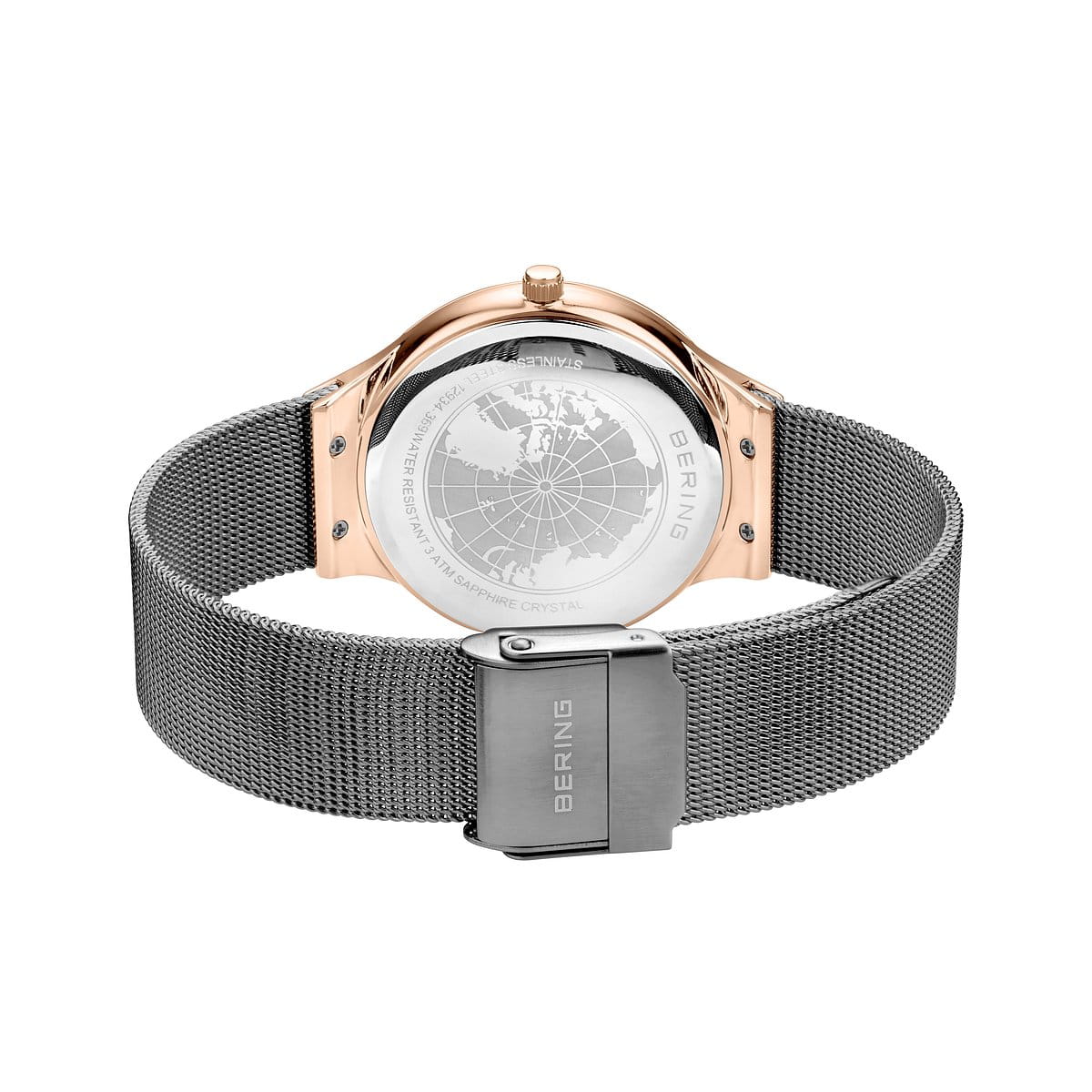 De afbeelding toont het elegante horloge van een Bering dameshorloge, model 12934-369, met een zilveren meshband en roségouden kast. Een wereldkaartgravure siert de achterkant en de sluiting is voorzien van de Bering-signatuur.