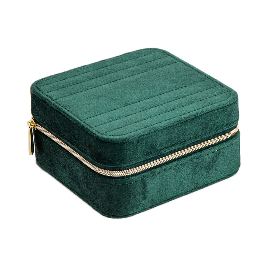 De Van der Kooij Collectie sieradendoos groen toebehoren is een vierkante, donkergroene, fluwelen sieradendoos met een goudkleurige rits, gesloten afgebeeld op een witte achtergrond.