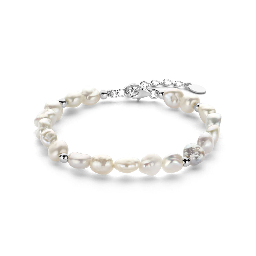 Deze armband uit de Van der Kooij Collectie is gemaakt van barokke witte zoetwaterparels en zilveren kraaltjes, met een verstelbare gerhodineerde zilveren sluiting (16 + 3 cm).