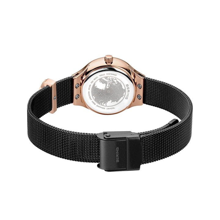 Het Bering 13326-262-GWP Dameshorloge heeft een roségouden kast, een zwarte mesh band en een achterkant met een gegraveerde afbeelding. Het minimalistische ontwerp wordt aangevuld door een quartz-uurwerk, terwijl de zwarte sluiting elegantie toevoegt.