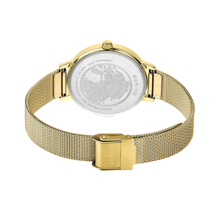 De Bering dames horloge zwarte wijzerplaat 13434-332 heeft een goudkleurige Milanees band, ronde kast en zilverkleurige achterkant met gegraveerde tekst, kaartontwerp en "BERING". De sluiting is zichtbaar op dit elegante Bering horloge.