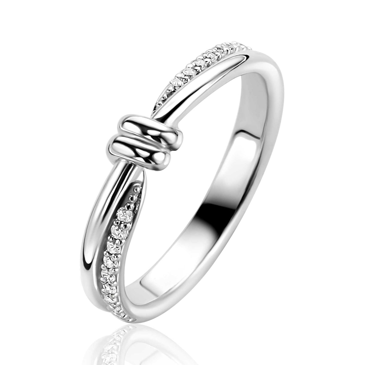 Ring aus Silber mit glänzender Oberfläche und Zirkonia-Steinen an den Seiten