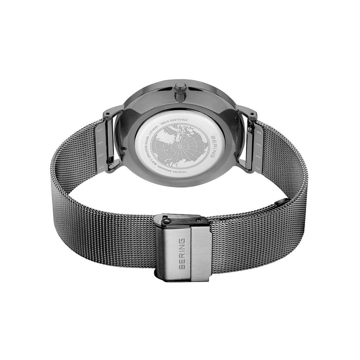 De Bering heren horloge grijs 14040-377 wordt getoond vanaf de achterkant, met een gedetailleerde kaart gravure op de kast en een mesh roestvrijstalen band met een gesp gegraveerd met BERING.