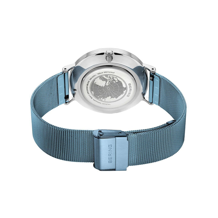 Het Bering model 14240-809 is een quartz horloge met een opvallende blauwe mesh band en stevige roestvrijstalen kast. Het heeft een gegraveerde wereldbol op de achterkant en een verstelbare, gemerkte Bering sluiting, wat dit meesterwerk compleet maakt.