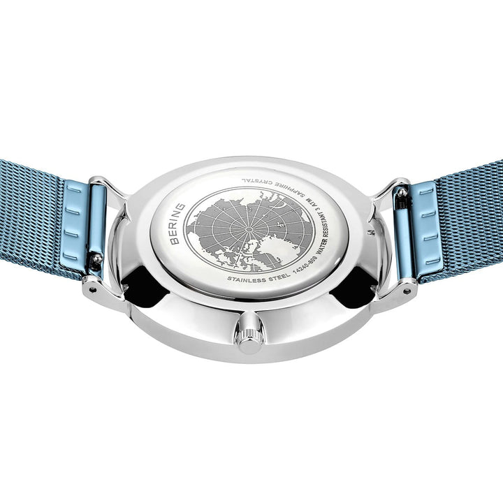 De afbeelding toont de achterkant van het Bering horloge model 14240-809 met een roestvrijstalen kast en een op de Arctische Oceaan gerichte wereldkaartgravure. Dit quartz horloge heeft een lichtblauwe mesh band en een enkelzijdige kroon.