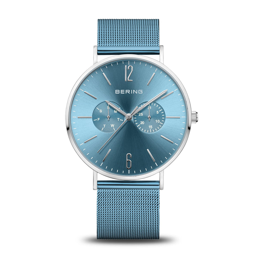 Het Bering 14240-809 polshorloge heeft een strak, metallic blauw gezicht en bandje, zilveren uurmarkeringen, wijzers, een dag-datumweergave en een subdial. Het minimalistische ontwerp wordt versterkt door een gepolijste roestvrijstalen lunette en roestvrijstalen kast.