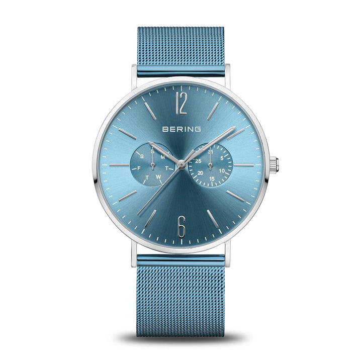 Het Bering 14240-809 polshorloge heeft een strak, metallic blauw gezicht en bandje, zilveren uurmarkeringen, wijzers, een dag-datumweergave en een subdial. Het minimalistische ontwerp wordt versterkt door een gepolijste roestvrijstalen lunette en roestvrijstalen kast.