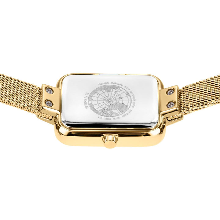 De achterkant van het Bering 14520-334 goudkleurig horloge is voorzien van een roestvrijstalen kast, een mesh band en een zilverkleurige achterkant van de kast die is gegraveerd met een wereldkaart en elegante details - een kenmerkend Bering-logo.