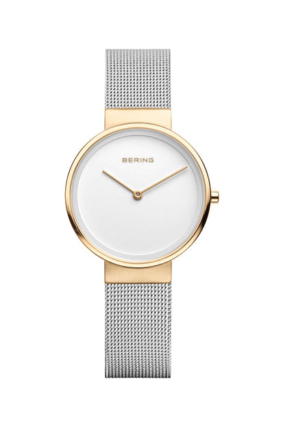 Uhr mit weißem Zifferblatt, goldfarbenem Gehäuse und silbernem Mesh-Armband