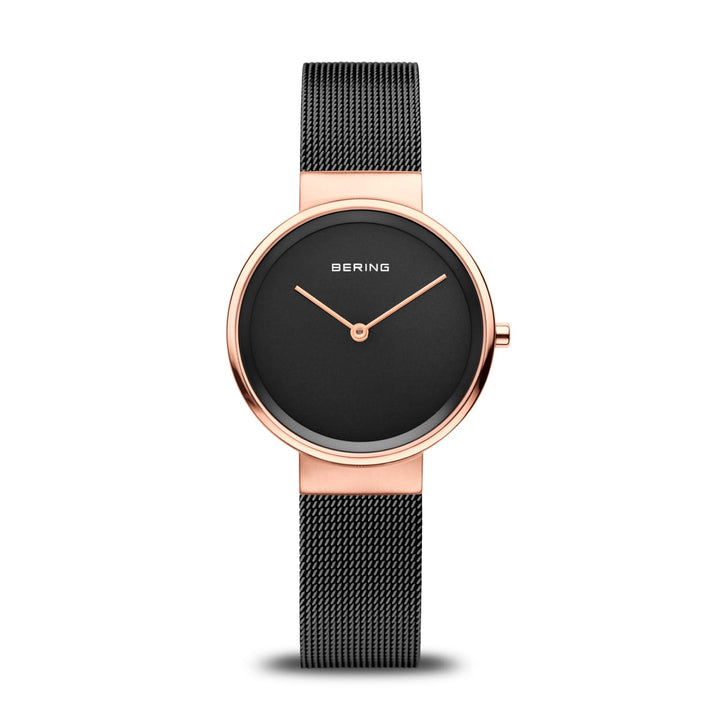 Dit minimalistische Bering Dameshorloge, model 14531-166, heeft een ronde zwarte wijzerplaat met een slanke goudkleurige lunette, quartz uurwerk, twee eenvoudige gouden wijzers en een fijne zwarte mesh band. Bering wordt elegant weergegeven op de roestvrijstalen kast.