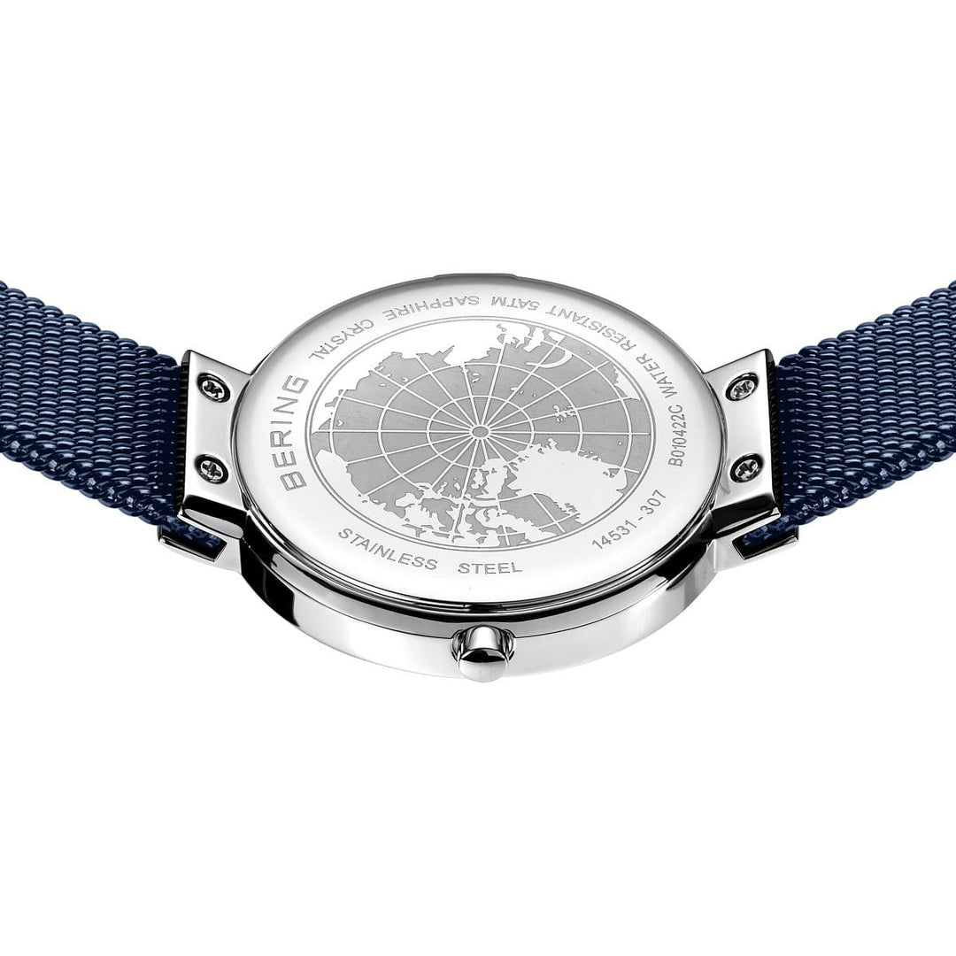De Bering 14531-307 heeft een zilveren roestvrijstalen kast met een gegraveerde kaart, een blauwe structuurband, saffierglas, Quartz-uurwerk en is waterbestendig tot 30 meter.
