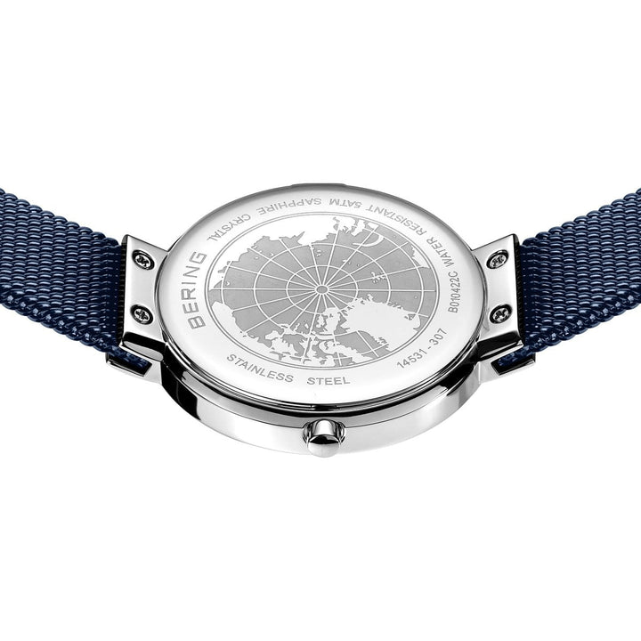 De Bering 14531-307 heeft een zilveren roestvrijstalen kast met een gegraveerde kaart, een blauwe structuurband, saffierglas, Quartz-uurwerk en is waterbestendig tot 30 meter.
