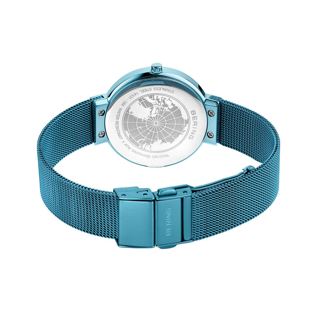 Op de afbeelding is het Bering 14531-388 dameshorloge te zien met een blauwe meshband en ronde kast. Op de achterkant staat een gegraveerde wereldkaart met de Quartz-uurwerk-specificaties van het merk, terwijl de Saffierglas-lens de elegante charme versterkt.