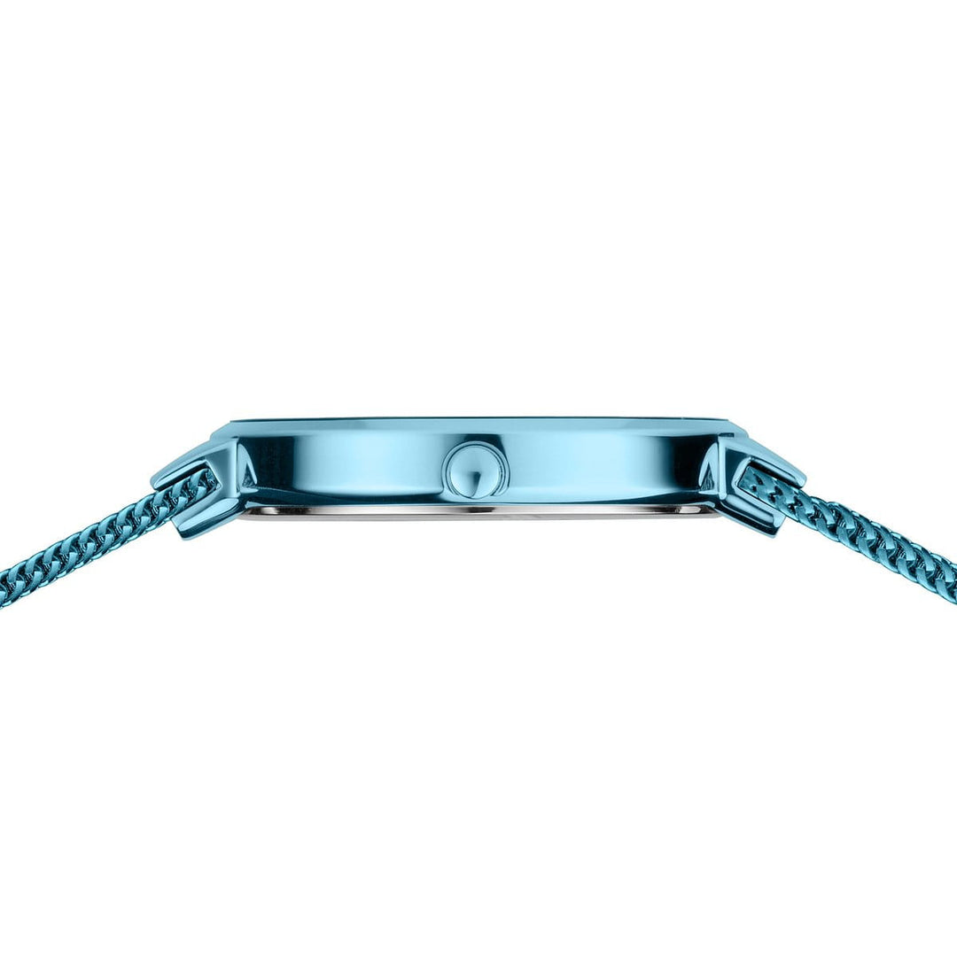 Zijaanzicht van het strakke, moderne Bering dameshorloge 14531-388 met een metallic blauwe afwerking en slank profiel. Het beschikt over een quartz-uurwerk, geweven band, saffierglas en een enkele knoop aan de rechterkant.